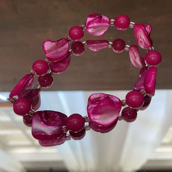 Fuchsia pink shell stretch bracelet with pink divider beads - Picture 2 of 4